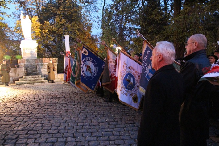 Świętowali niepodległość po zmierzchu ZDJĘCIA