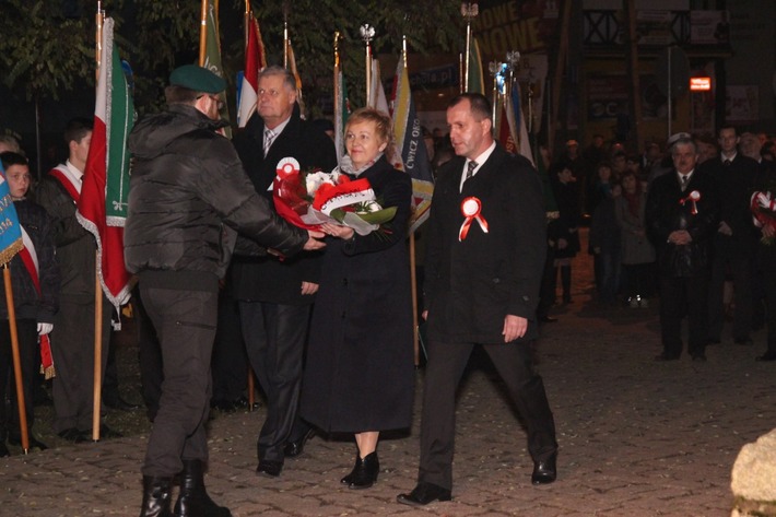 Świętowali niepodległość po zmierzchu ZDJĘCIA