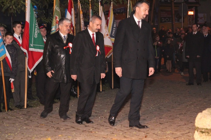 Świętowali niepodległość po zmierzchu ZDJĘCIA