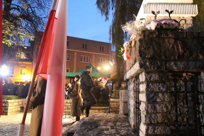 Świętowali niepodległość po zmierzchu ZDJĘCIA