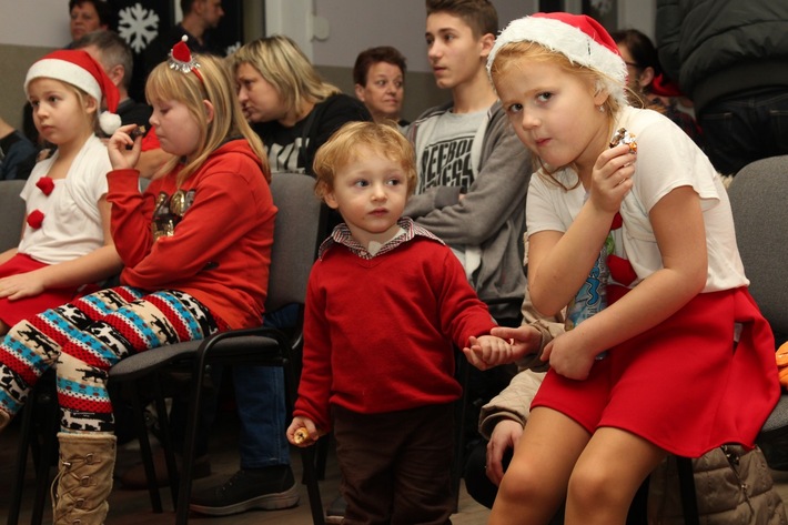 Sala pękała w szwach. Tylu było Mikołajów w Śliwicach ZDJĘCIA