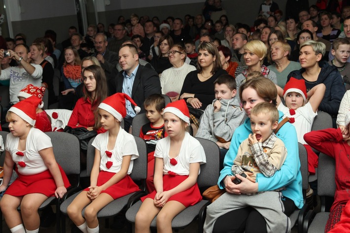 Sala pękała w szwach. Tylu było Mikołajów w Śliwicach ZDJĘCIA