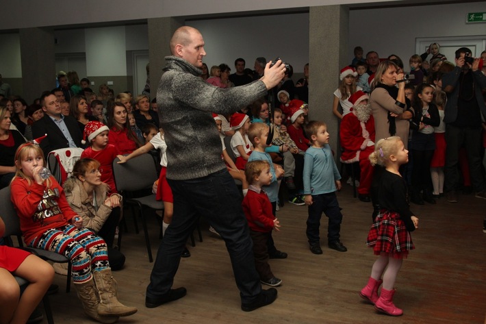 Sala pękała w szwach. Tylu było Mikołajów w Śliwicach ZDJĘCIA