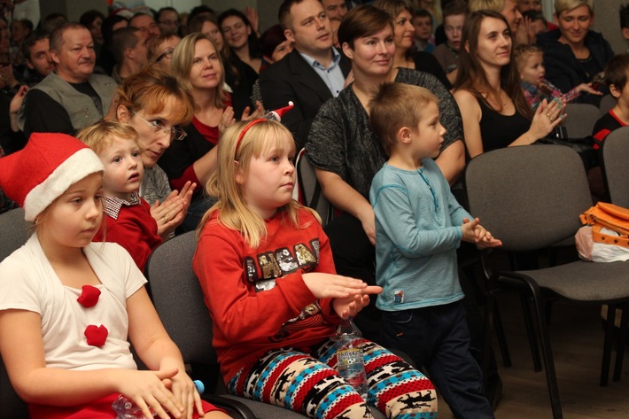 Sala pękała w szwach. Tylu było Mikołajów w Śliwicach ZDJĘCIA