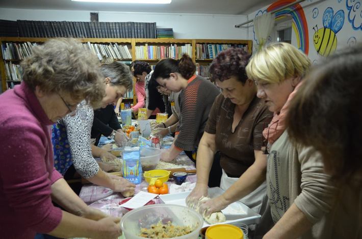 GOSTYCYN: Z pierogami do... biblioteki  ZDJECIA
