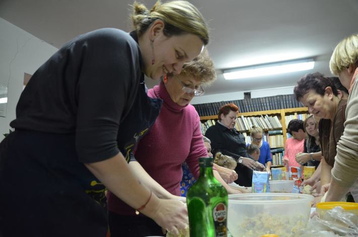 GOSTYCYN: Z pierogami do... biblioteki  ZDJECIA