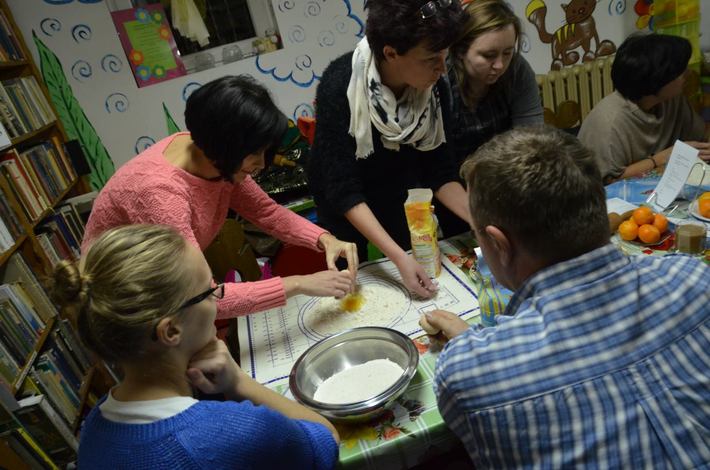 GOSTYCYN: Z pierogami do... biblioteki  ZDJECIA