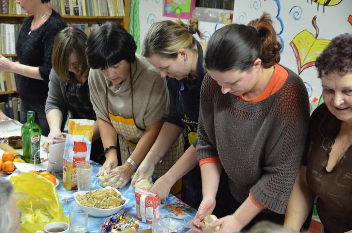 GOSTYCYN: Z pierogami do... biblioteki  ZDJECIA