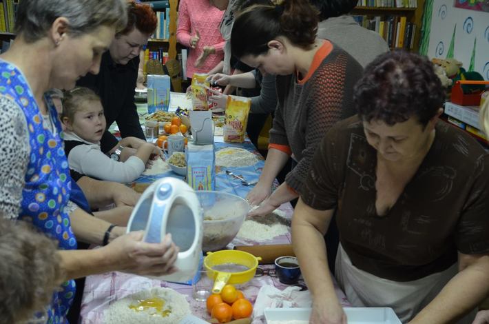 GOSTYCYN: Z pierogami do... biblioteki  ZDJECIA