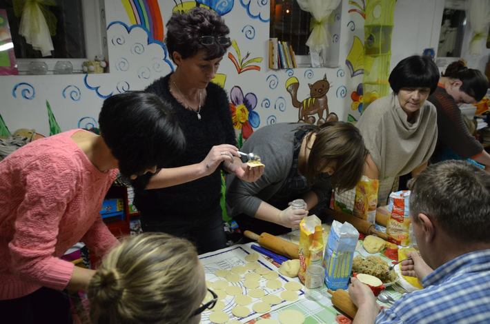 GOSTYCYN: Z pierogami do... biblioteki  ZDJECIA