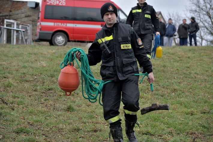 ZDJĘCIA Z POSZUKIWAŃ - Mężczyzna odnaleziony. Martwy