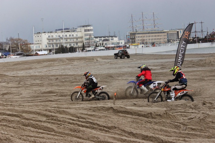 Cekcynianie na Gdynia Beach Race - ZDJĘCIA, FILM