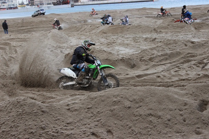 Cekcynianie na Gdynia Beach Race - ZDJĘCIA, FILM