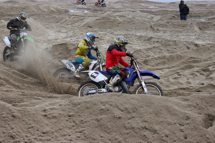 Cekcynianie na Gdynia Beach Race - ZDJĘCIA, FILM