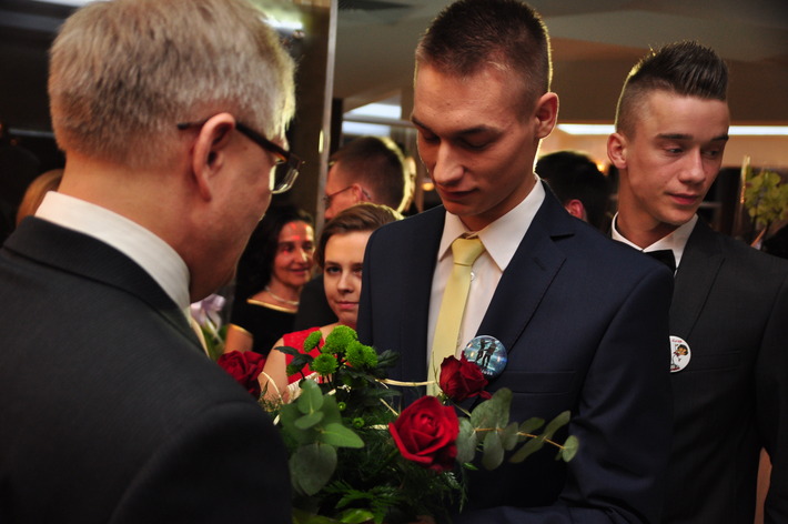 Studniówka ZSLiT, czyli taniec i... kabaret - ZDJĘCIA