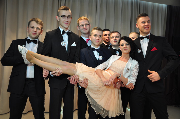 Studniówka ZSLiT, czyli taniec i... kabaret - ZDJĘCIA