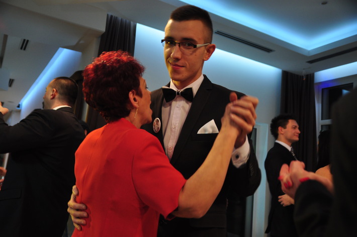 Studniówka ZSLiT, czyli taniec i... kabaret - ZDJĘCIA