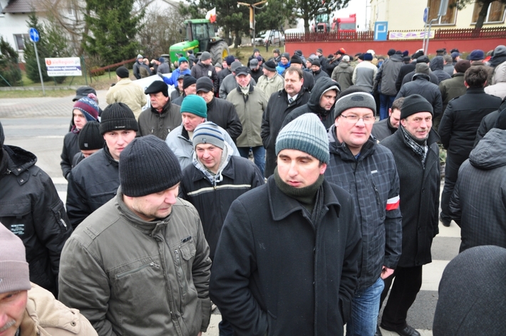 ZDJĘCIA i AKTUALIZACJA - Blokada rolnicza na drodze Tuchola-Chojnice