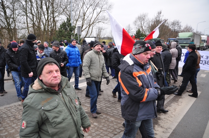 ZDJĘCIA i AKTUALIZACJA - Blokada rolnicza na drodze Tuchola-Chojnice