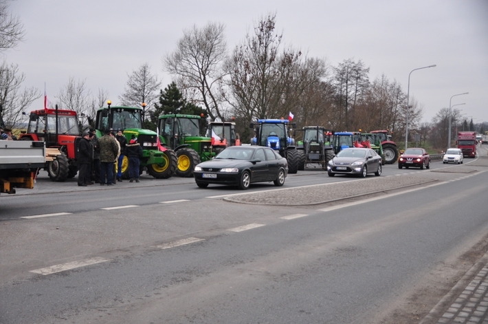 ZDJĘCIA i AKTUALIZACJA - Blokada rolnicza na drodze Tuchola-Chojnice