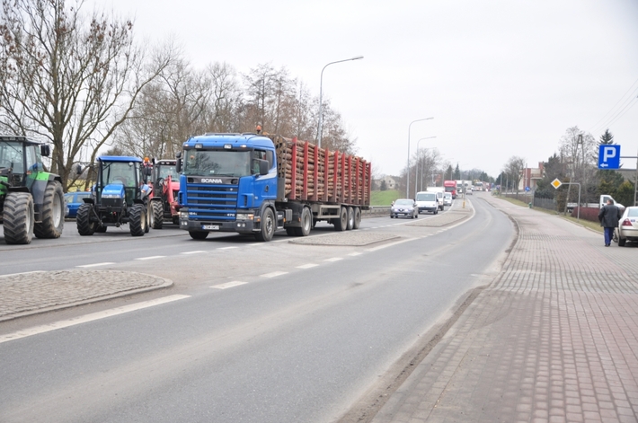ZDJĘCIA i AKTUALIZACJA - Blokada rolnicza na drodze Tuchola-Chojnice