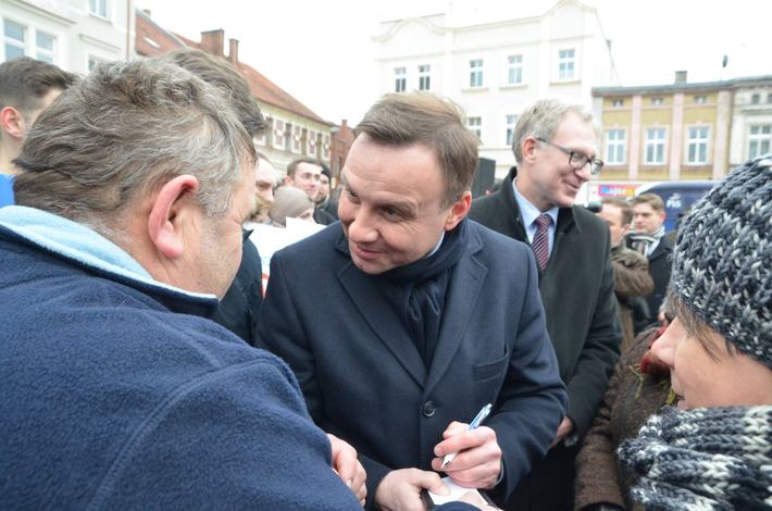 Andrzej Duda witał się z mieszkańcami Tucholi - ZDJĘCIA, FILM