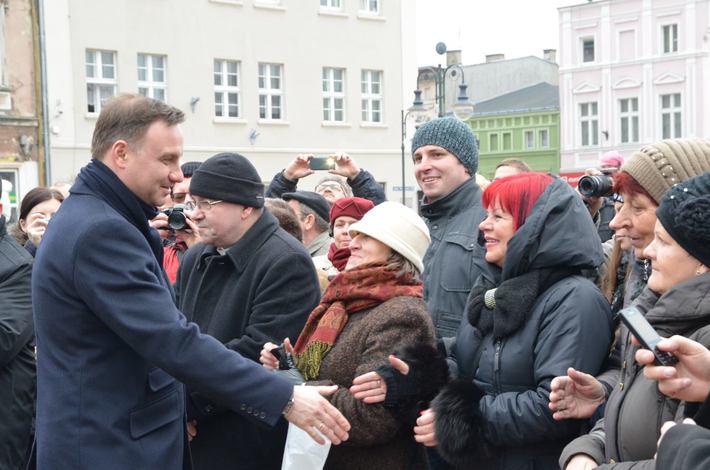 Andrzej Duda witał się z mieszkańcami Tucholi - ZDJĘCIA, FILM