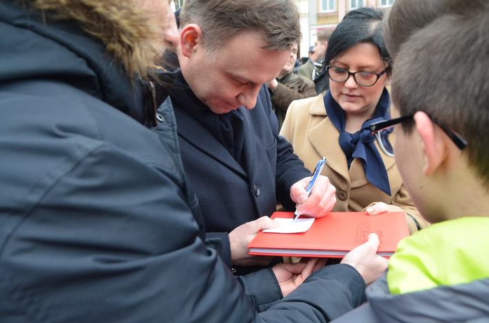 Andrzej Duda witał się z mieszkańcami Tucholi - ZDJĘCIA, FILM