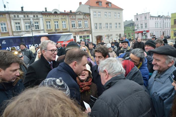 Andrzej Duda witał się z mieszkańcami Tucholi - ZDJĘCIA, FILM