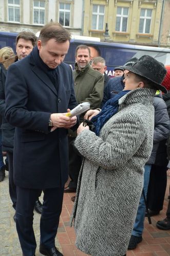 Andrzej Duda witał się z mieszkańcami Tucholi - ZDJĘCIA, FILM