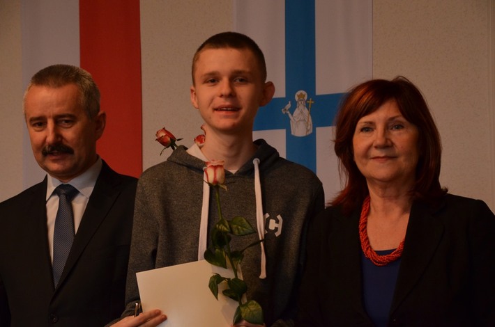 Tuchola: Tadeusz Kowalski przekazał stypendia - ZDJĘCIA