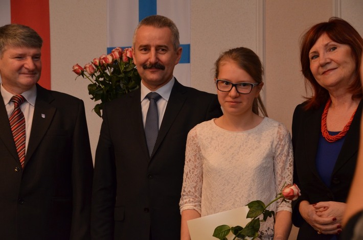 Tuchola: Tadeusz Kowalski przekazał stypendia - ZDJĘCIA