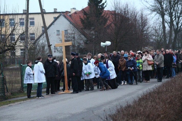 Kęsowo: Droga krzyżowa ulicami wsi - ZDJĘCIA