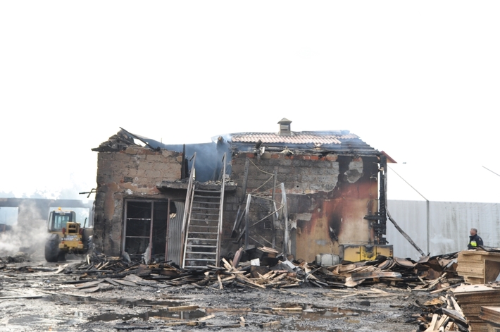 Wielki pożar u producenta mebli - ZDJĘCIA