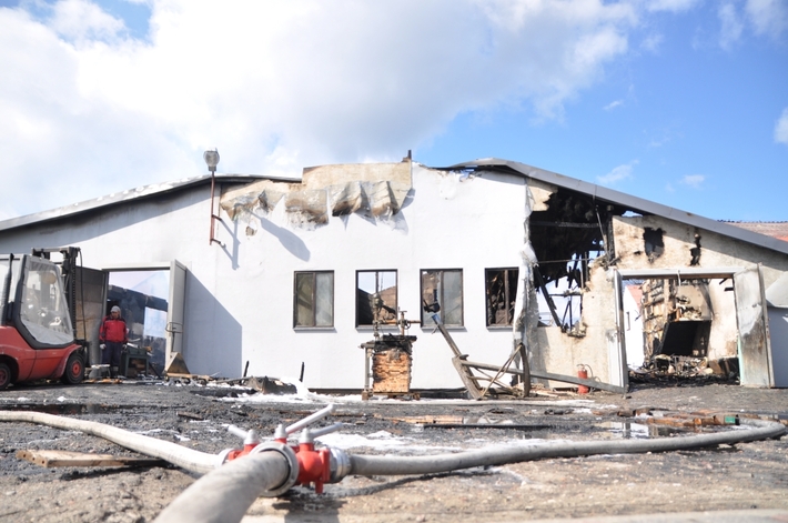 Wielki pożar u producenta mebli - ZDJĘCIA