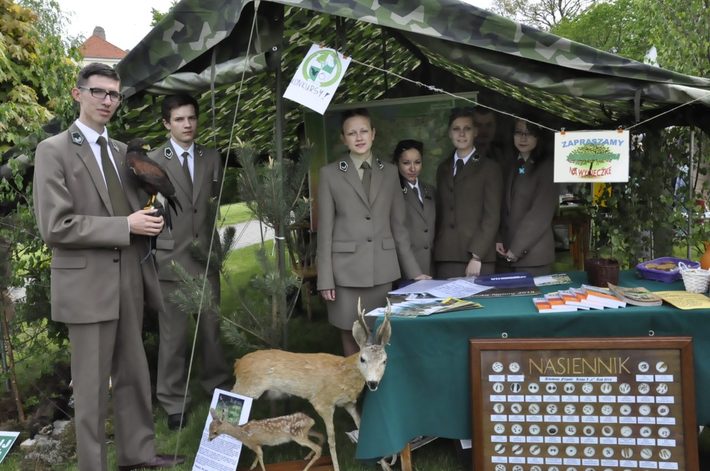 Tuchola: Rozdano 700 drzew i krzewów - ZDJĘCIA