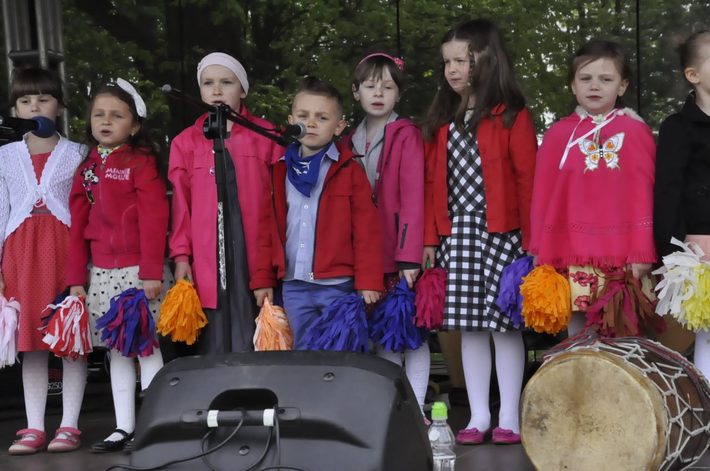 Tuchola: Rozdano 700 drzew i krzewów - ZDJĘCIA