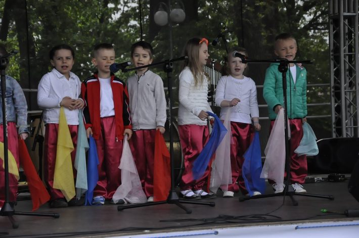 Tuchola: Rozdano 700 drzew i krzewów - ZDJĘCIA