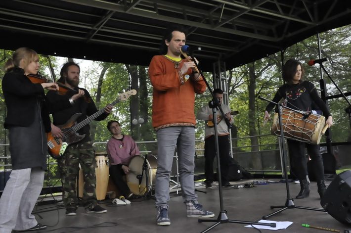 Tuchola: Rozdano 700 drzew i krzewów - ZDJĘCIA