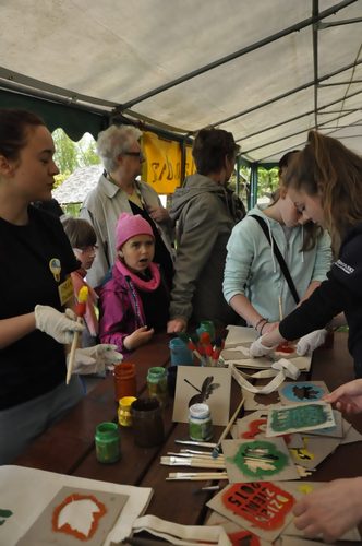 Tuchola: Rozdano 700 drzew i krzewów - ZDJĘCIA