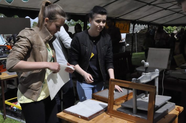 Tuchola: Rozdano 700 drzew i krzewów - ZDJĘCIA