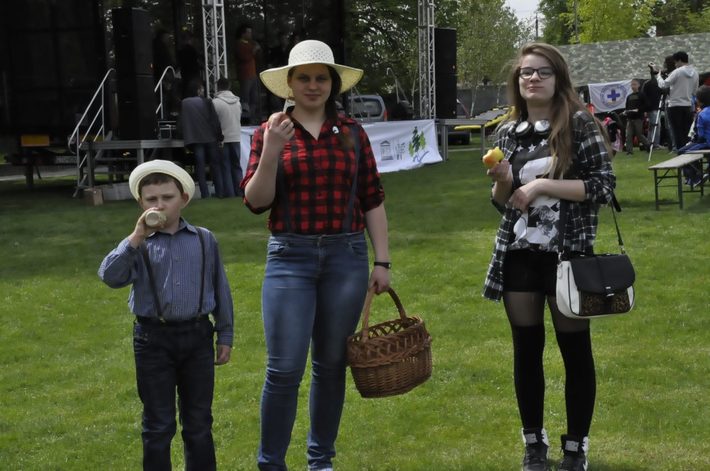 Tuchola: Rozdano 700 drzew i krzewów - ZDJĘCIA