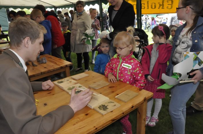 Tuchola: Rozdano 700 drzew i krzewów - ZDJĘCIA