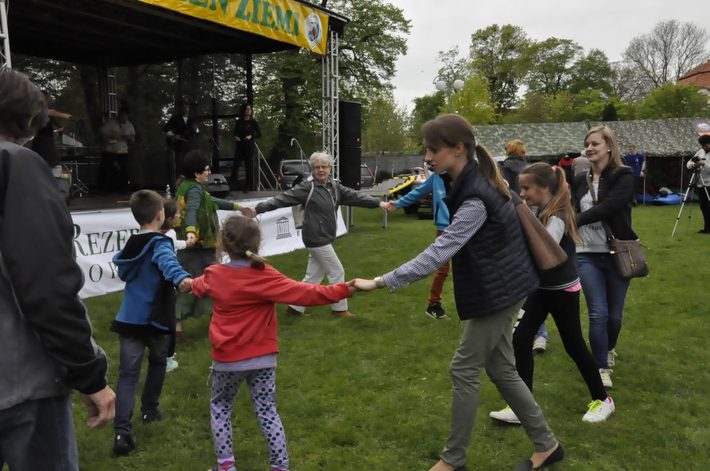 Tuchola: Rozdano 700 drzew i krzewów - ZDJĘCIA