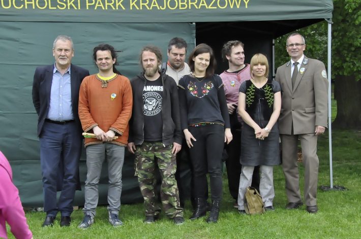 Tuchola: Rozdano 700 drzew i krzewów - ZDJĘCIA