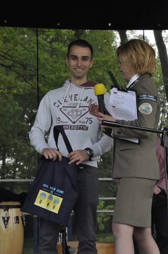 Tuchola: Rozdano 700 drzew i krzewów - ZDJĘCIA