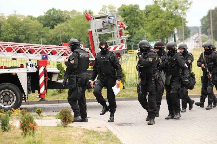 Tuchola: Terroryści zaatakowali szkołę ZDJĘCIA