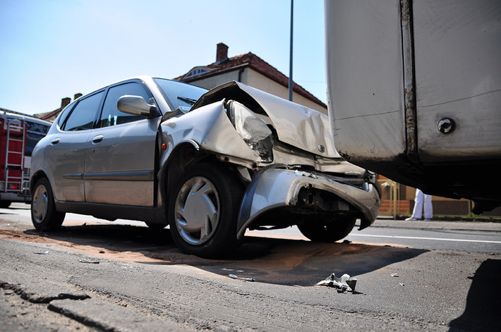 Tuchola, Warszawska: Osobówką uderzyła w autobus - ZDJĘCIA