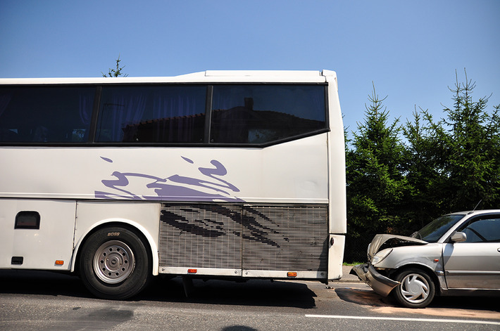 Tuchola, Warszawska: Osobówką uderzyła w autobus - ZDJĘCIA