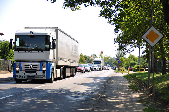 Tuchola, Warszawska: Osobówką uderzyła w autobus - ZDJĘCIA